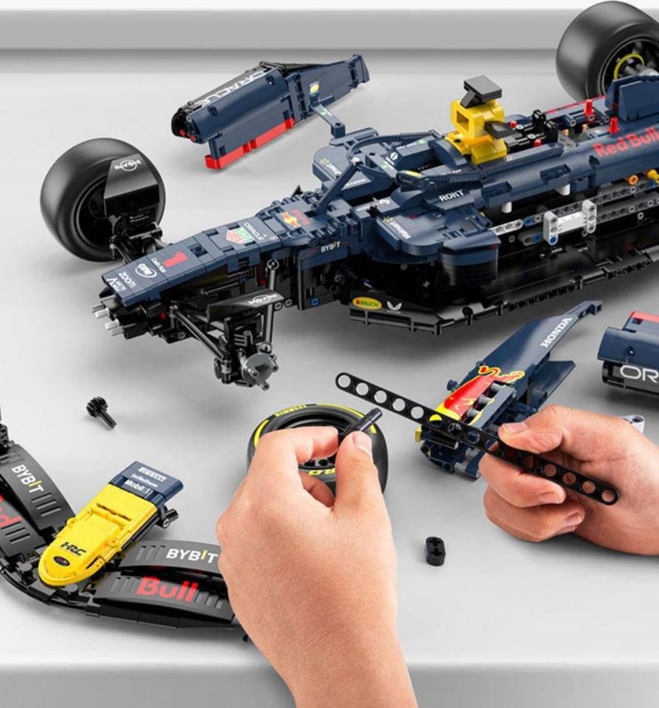 Technik F1 Auto für Red Bull RB19, Mit Motoren Set, 1:8 Groß Formel 1 Auto Modellbausatz, 2509 Teile Klemmbausteine Auto MOC Set, Kompatibel mit Red Bull Technic F1 Auto