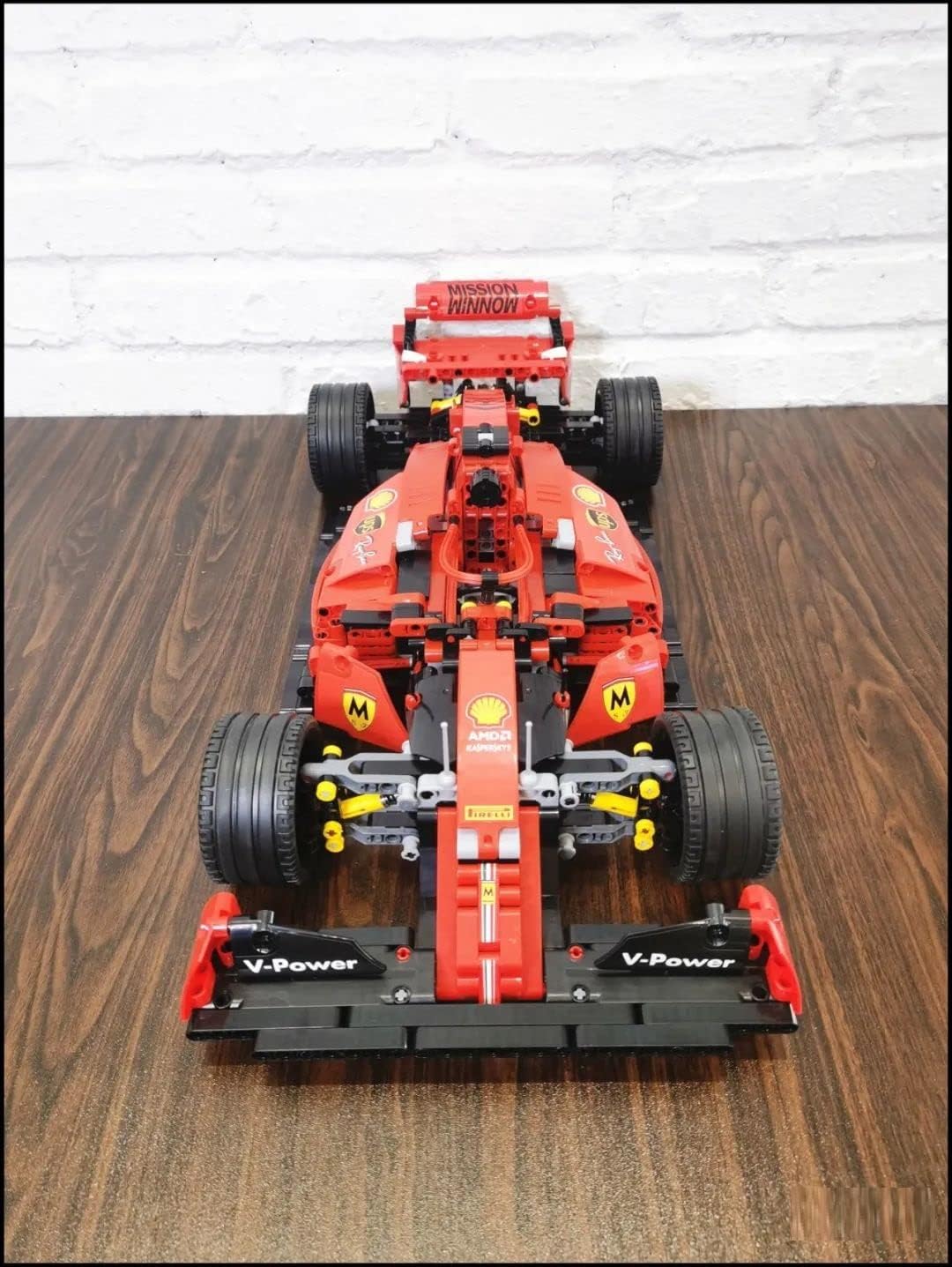 Technik F1 Auto für Ferrari F1 SF90, Mit Motoren Set, 1:10 Groß Formel 1 Auto Modellbausatz, 1200 Teile MOC Klemmbausteine Auto Bausatz, Kompatibel mit Ferrari SF90 F1 Technik